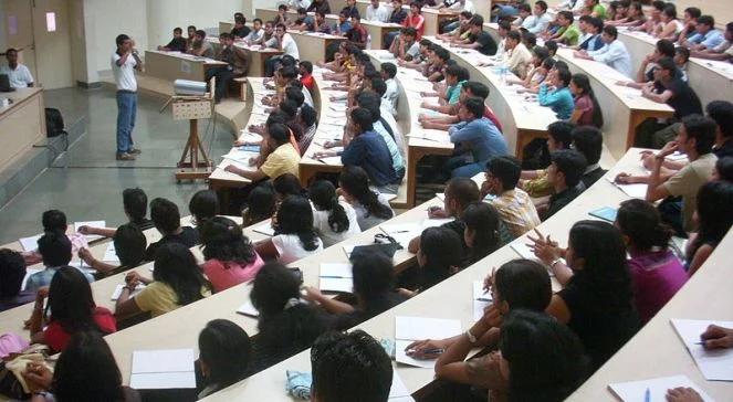 Brakuje studentów, a czesne rośnie