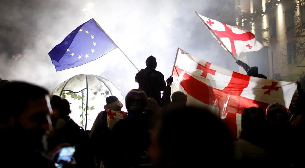 Protesty w Gruzji po decyzji rządu ws. rozmów z UE. Ponad 100 zatrzymanych, rośnie brutalność policji