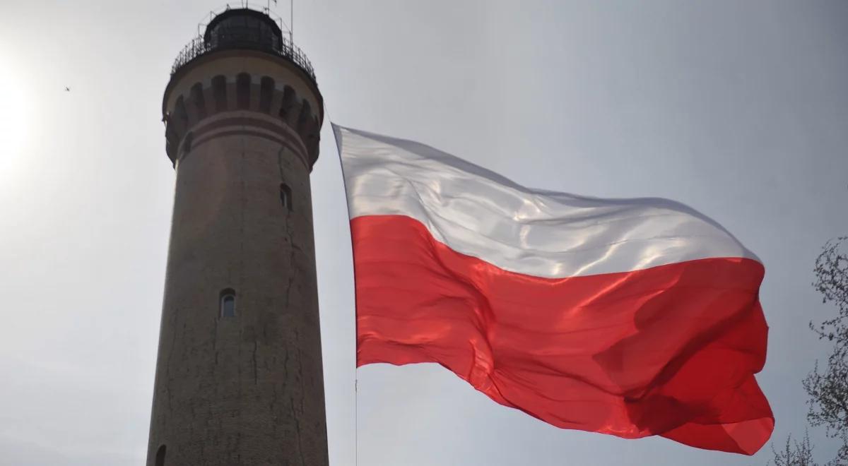Na świnoujskiej latarni morskiej zawieszona została ogromna biało-czerwona flaga