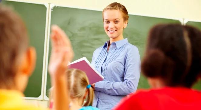 Nauczyciele chcą podwyżek. Rząd: pieniędzy jest więcej, a nauczycieli mniej 