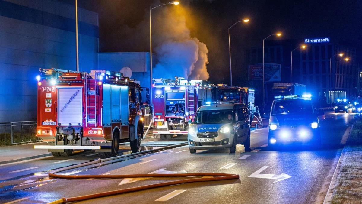 Kalej. Pożar dużej hali. Strażacy na miejscu
