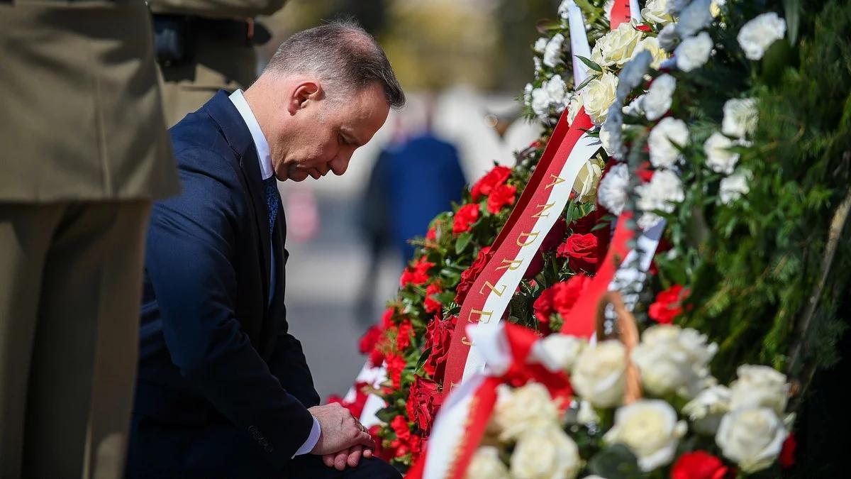 Pamięć o ofiarach katastrofy smoleńskiej. Prezydent Andrzej Duda złożył wieńce na placu Piłsudskiego