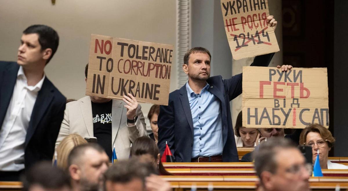 Ukraina przywraca uprawnienia organów antykorupcyjnych. Salwy radości przed parlamentem