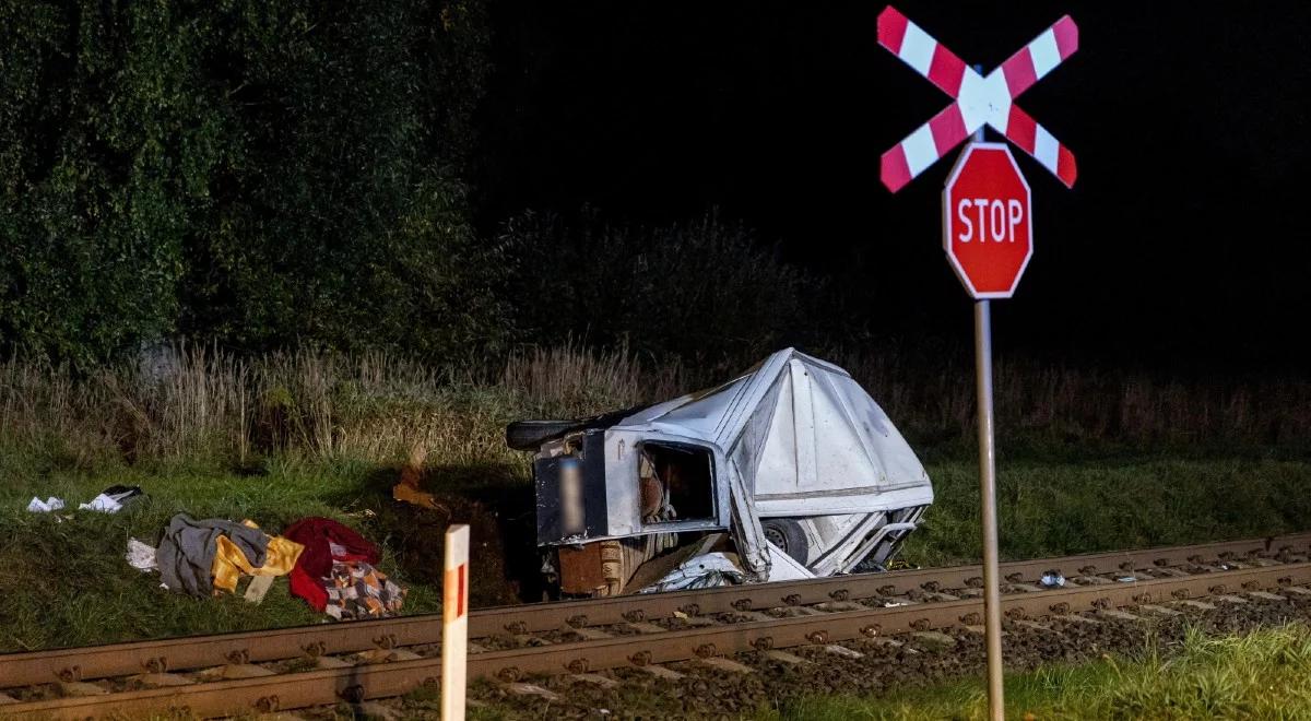 Wypadek na niestrzeżonym przejeździe kolejowym w Miękowie. Dwie osoby zostały ranne
