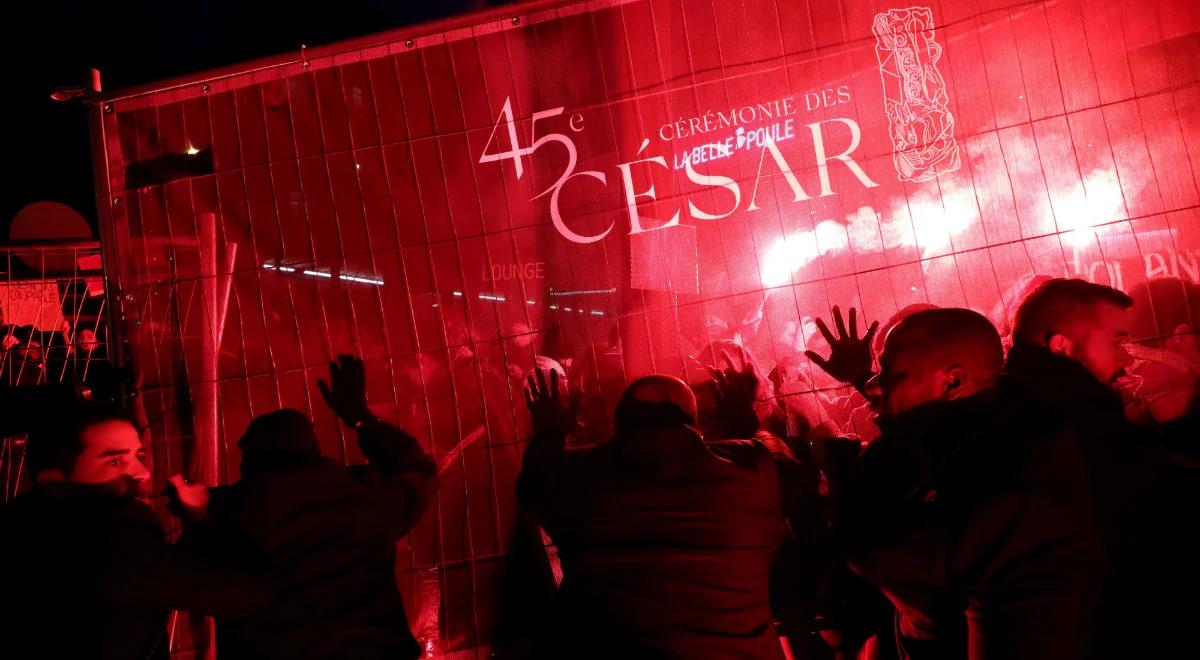 "Wstyd branży, która chroni gwałcicieli". Nieobecny Polański wygwizdany w Paryżu