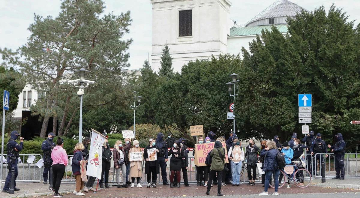 Niespokojnie przed Sejmem. Kolejny protest przeciwko decyzji TK ws. aborcji 