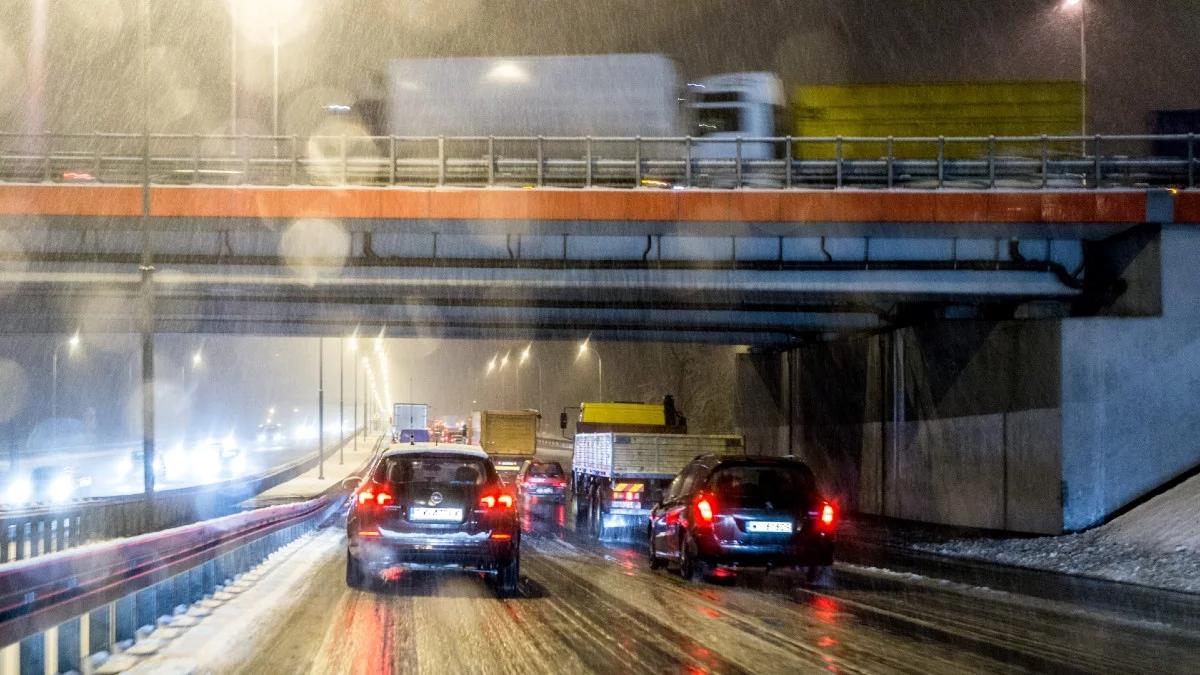 Drogi krajowe przejezdne, ale warunki pogodowe utrudniają podróż. GDDKiA ostrzega kierowców