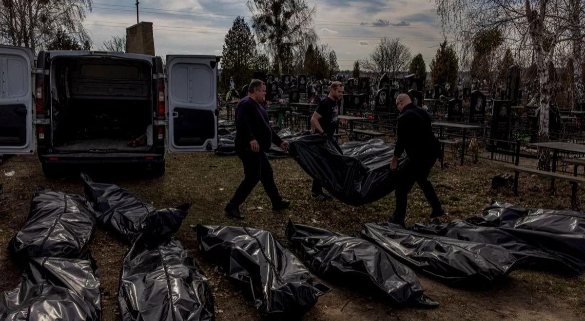 Ekshumacje zbiorowych mogił w Buczy. "Ciała mają obrażenia z broni palnej"