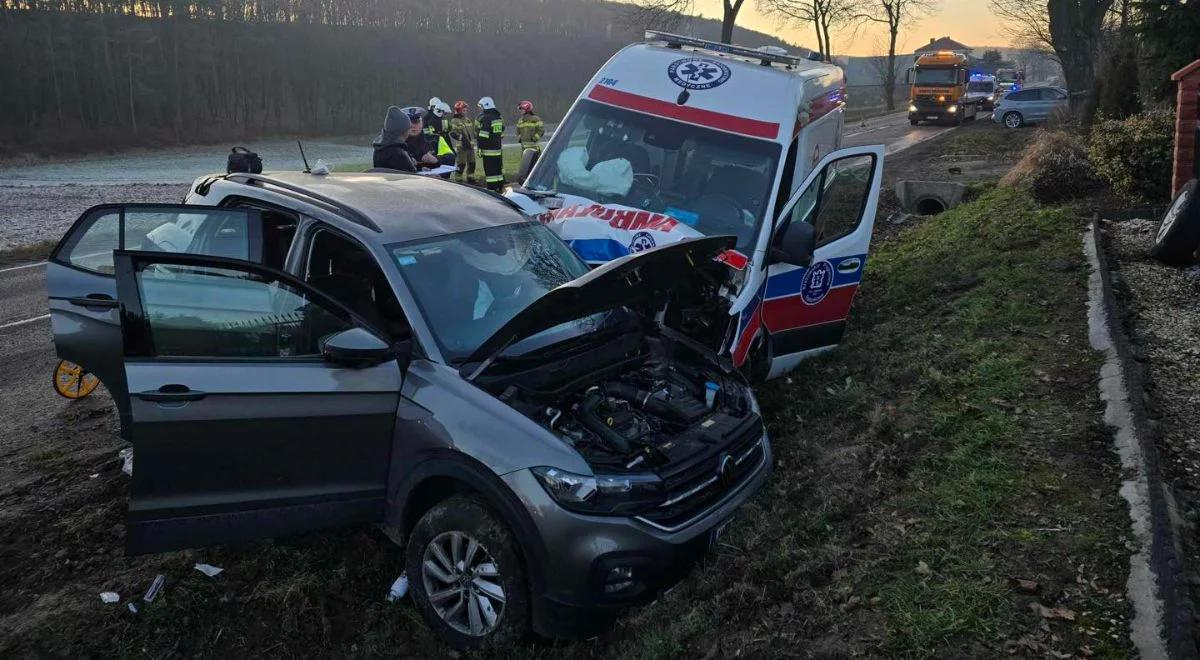 Karetka zderzyła się z osobówką w Małopolsce. Śmigłowiec LPR w akcji