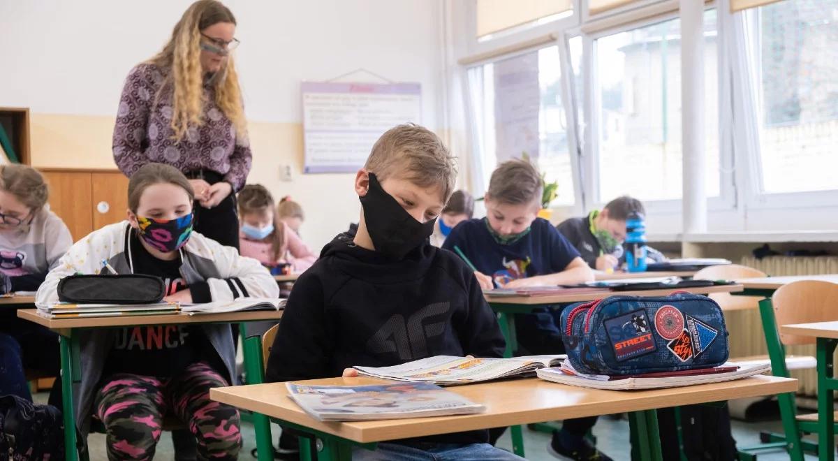 "Jest dla nich bezpieczne i bardzo ważne". Prof. Gut o szczepieniu nauczycieli preparatem AstraZeneki