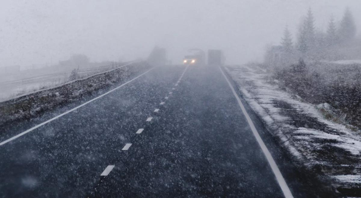 Uwaga na śliskie drogi. W całym kraju opady deszczu ze śniegiem i oblodzenia