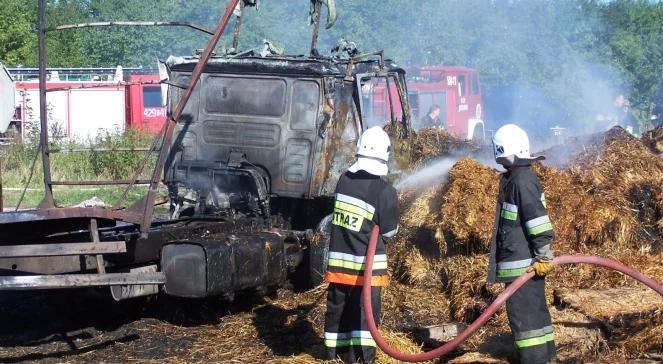 Wypadek w Kozłowie: ciężarówka wjechała pod pociąg