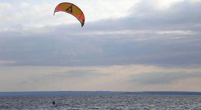 Akcja poszukiwawcza na Zatoce Puckiej. Zaginął kitesurfer