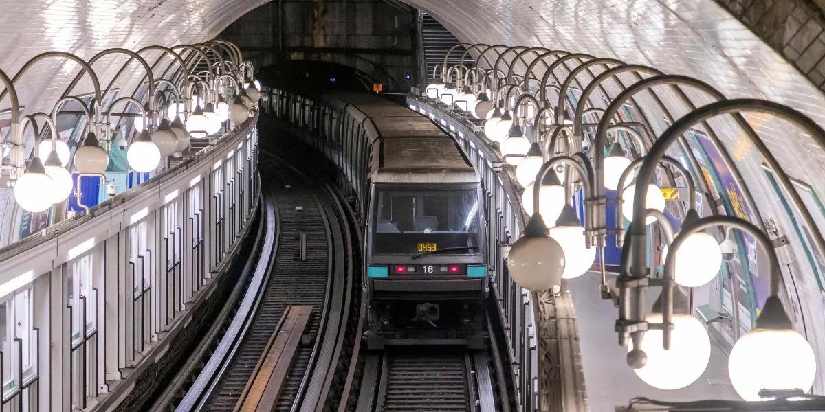 Migrant z Gwinei wepchnął kobietę pod pociąg w Paryżu. Nie był to jego pierwszy atak