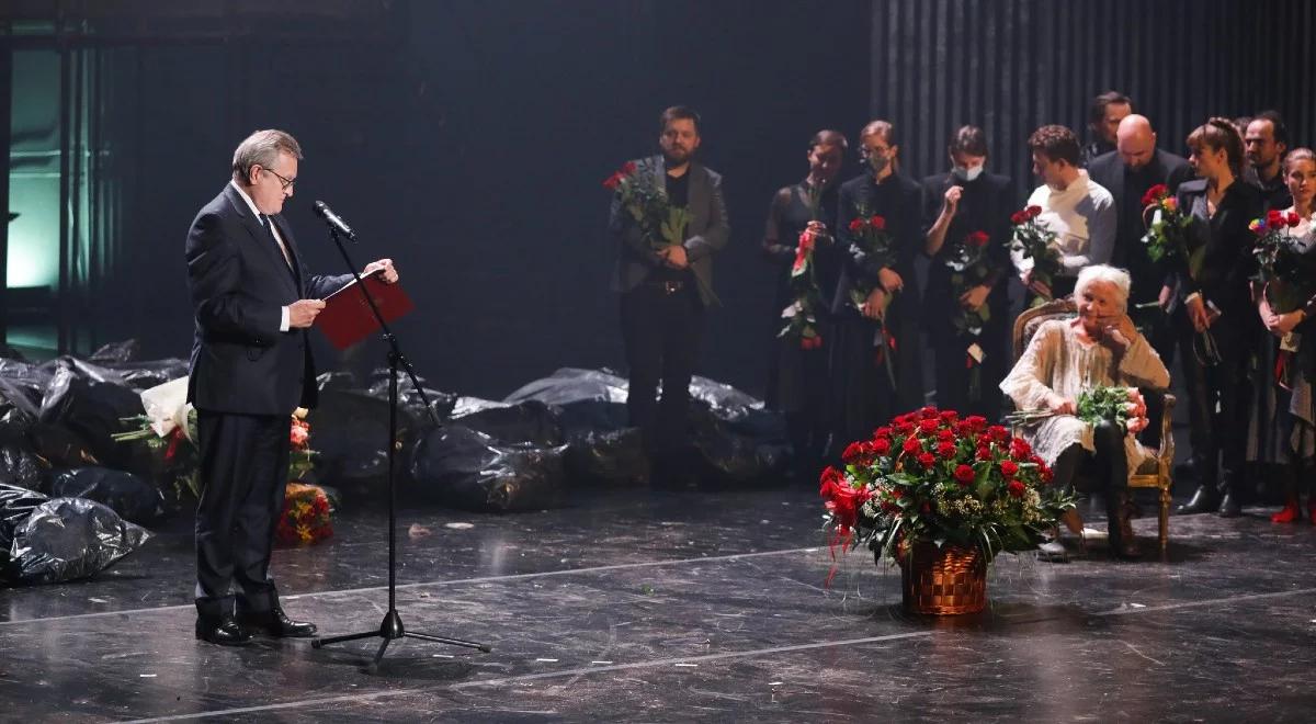 "Kieruje się zawsze wartościami". Minister kultury uhonorował aktorkę Halinę Łabonarską