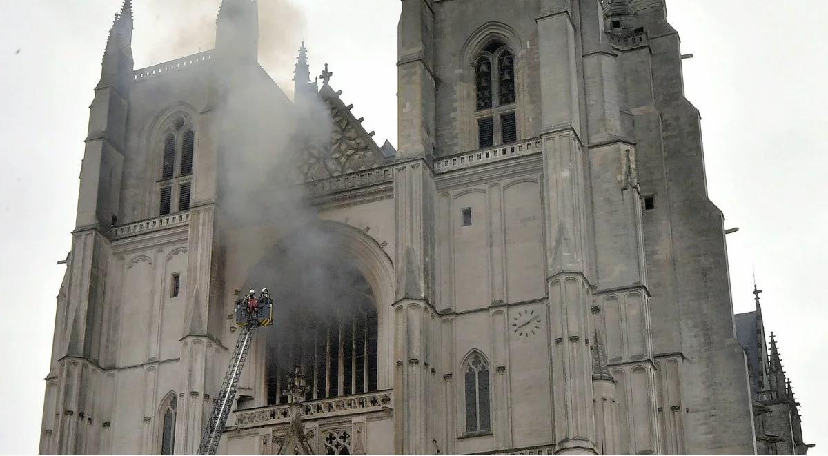 Płonące katedry we Francji. "To znak naszych czasów, mają wymowę symboliczną"