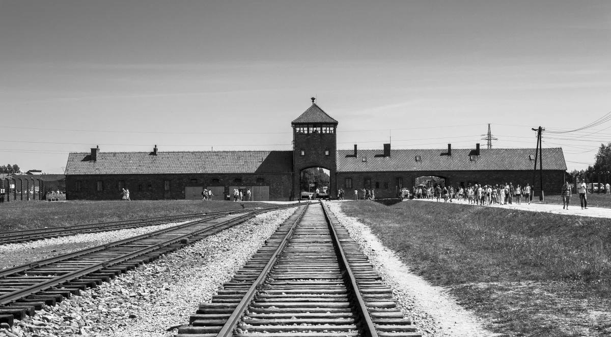 "Nie byli świadomi, dokąd jadą". Prof. Wolsza o pierwszym transporcie Polaków do Auschwitz