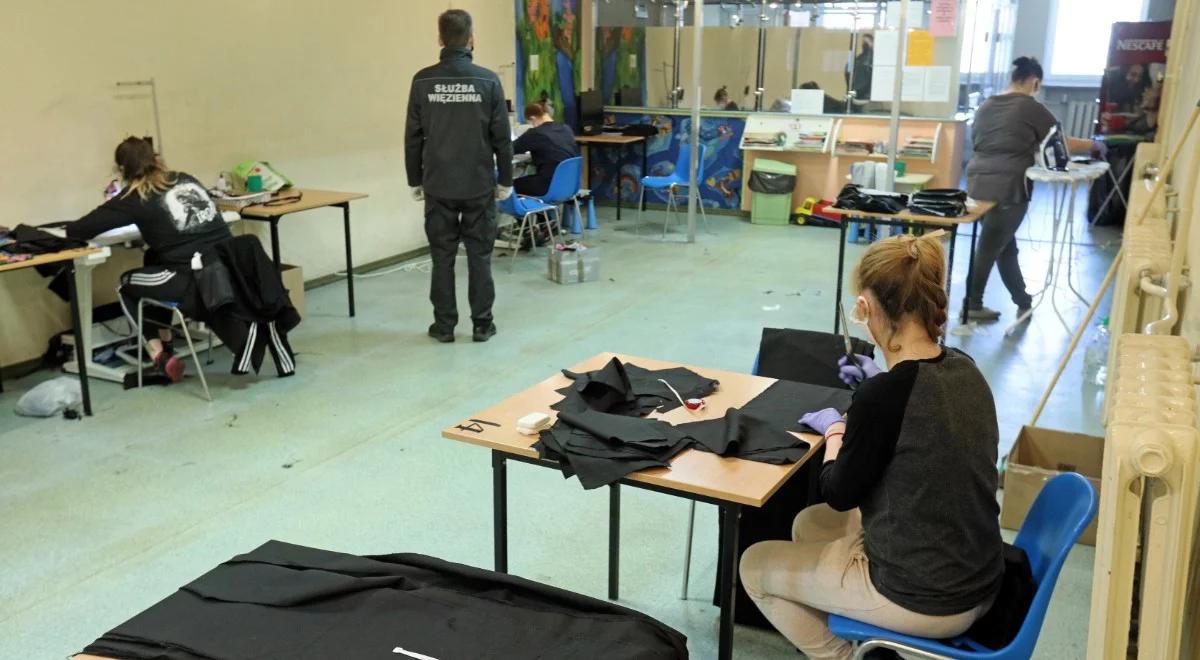 Program "Praca dla więźniów". Ziobro: już milion uszytych maseczek