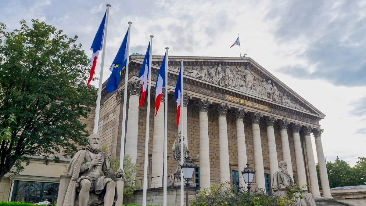 Francja: Zgromadzenie Narodowe potępiło Rosję. Blisko stu deputowanych nie poparło rezolucji