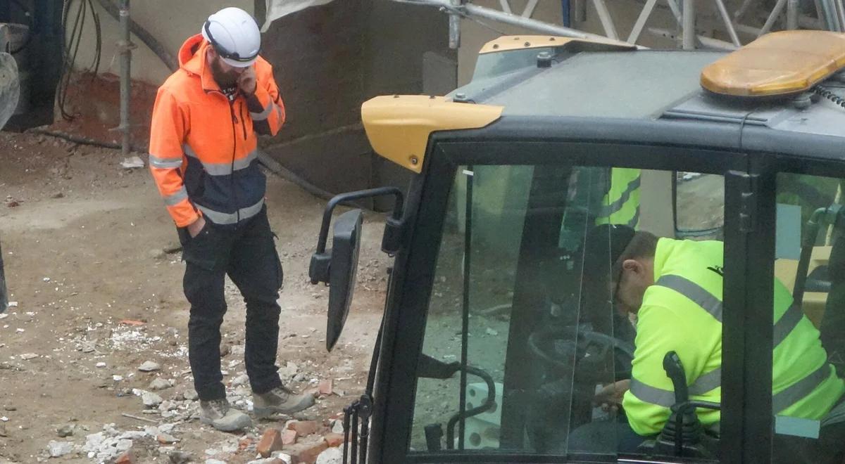 2,5 mln Polaków pracuje bez etatu. Co tracą?