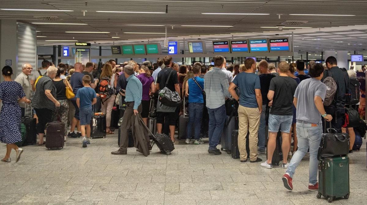 Niemcy: chaos na lotnisku we Frankfurcie nad Menem. "To był błąd pracownika kontroli"