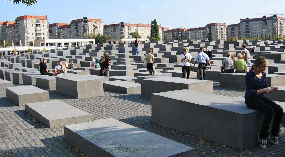 Yolokaust – jak bezczeszczona jest pamięć o ofiarach Holokaustu