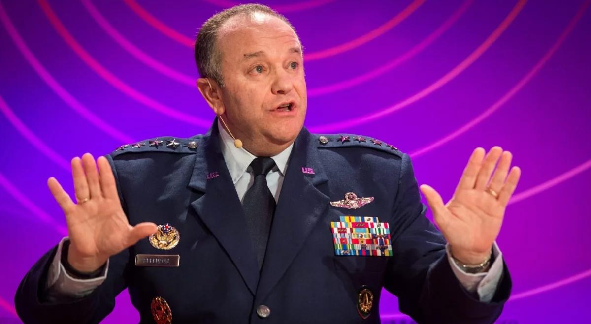Dowódca NATO: Zachód musi rozważyć także militarną pomoc dla Ukrainy