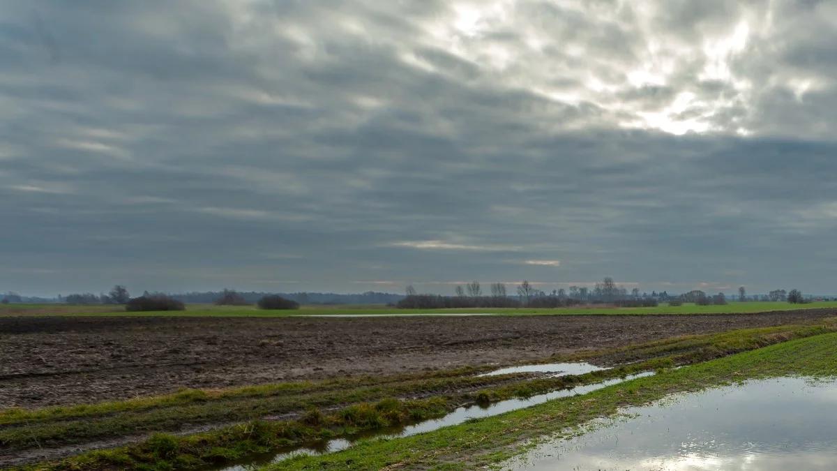 Prognoza pogody na wtorek. Całkowite zachmurzenie i opady deszczu, w górach spadnie śnieg