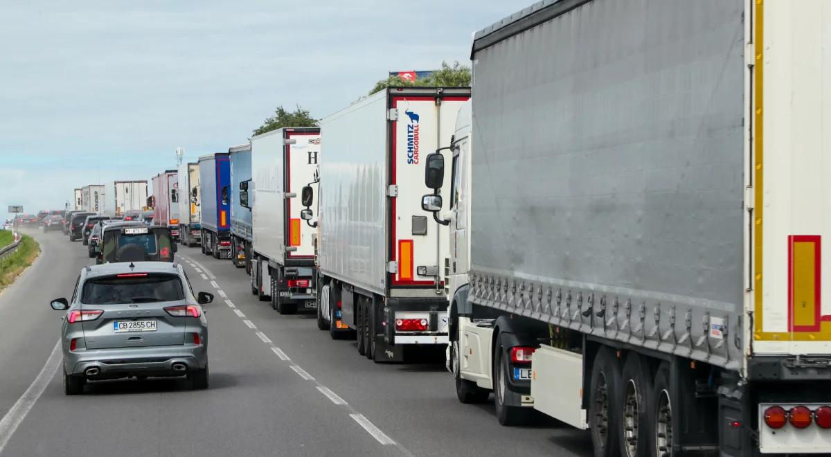 Weekendowe korki na granicy. Służby apelują o zmianę trasy