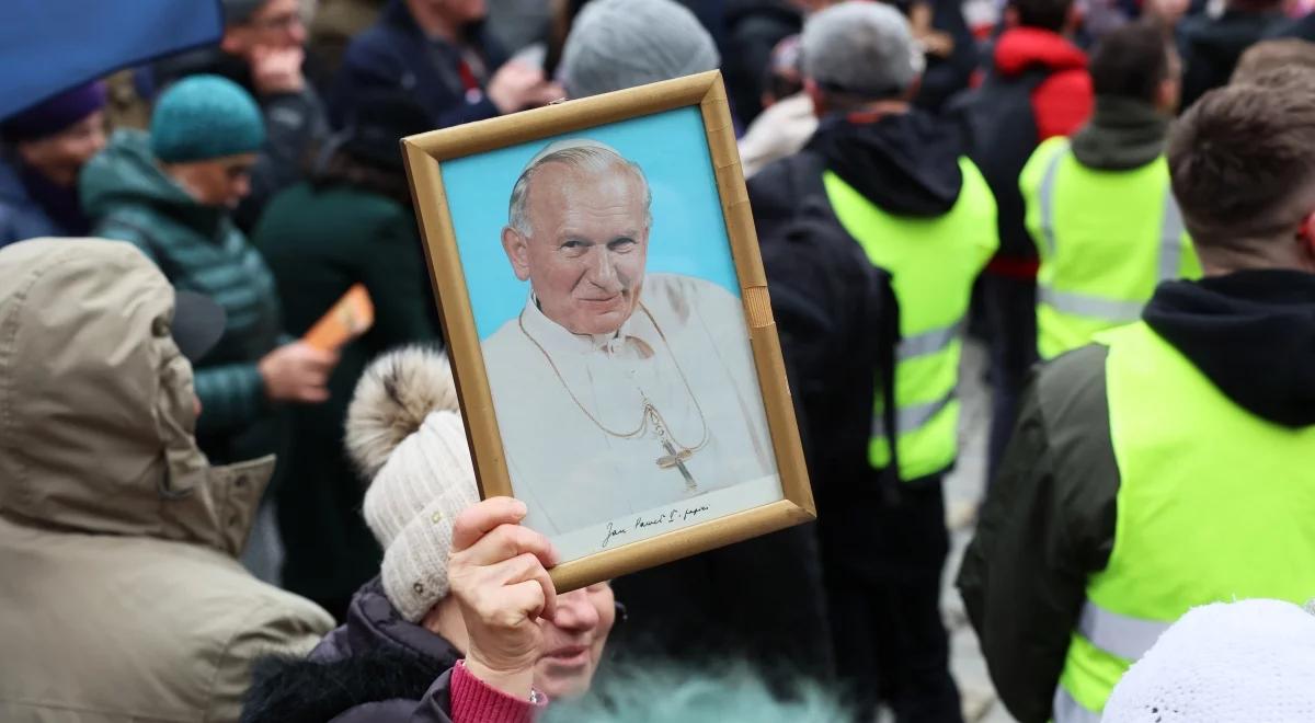 Ataki na Jana Pawła II bez wpływu na jego autorytet. Papież Polak wciąż cieszy się ogromnym szacunkiem