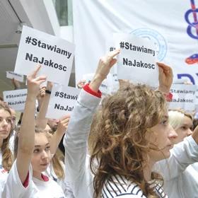 Lekarze rezydenci rezygnują z protestu głodowego. Zapowiadają dalsze protesty