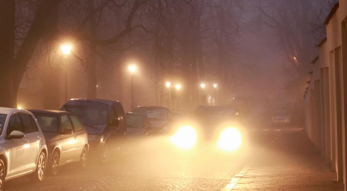 Niebezpiecznie na drogach. IMGW ostrzega przed mgłą w połowie kraju