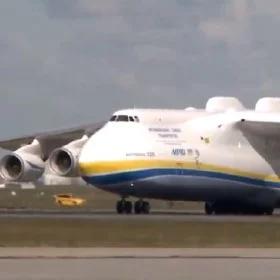 Antonow An-225 Mrija wylądował na Okęciu. Na pokładzie dziesiątki ton sprzętu na walkę z koronawirusem