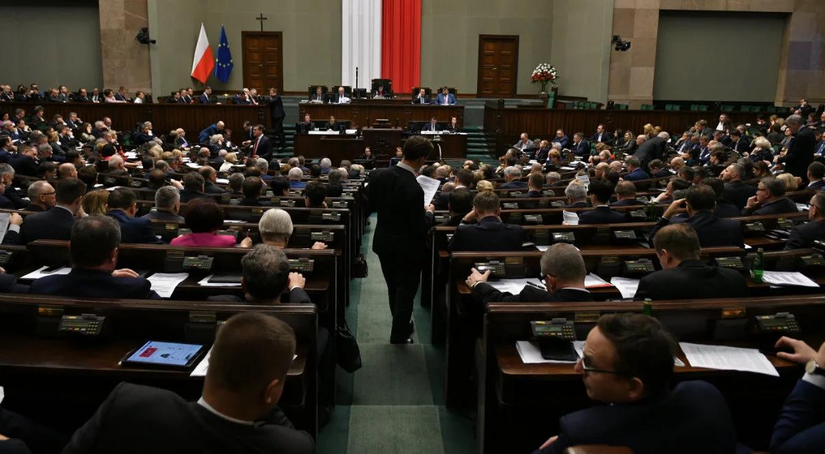 PiS na czele. Partia rządząca utrzymuje przewagę nad konkurencją