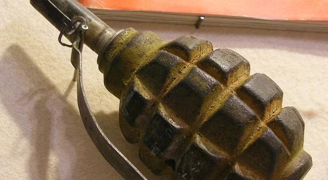 Granat na policji, arsenał w stodole. Rusza śledztwo