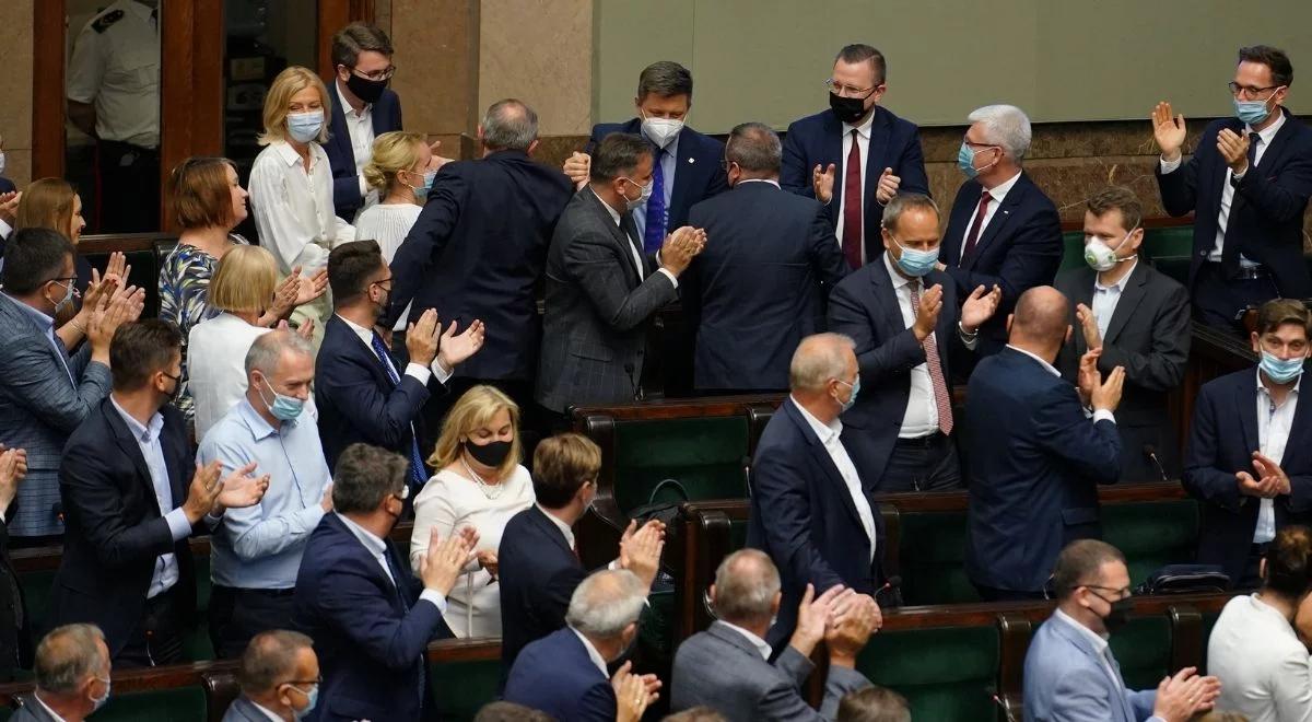 Sejm odrzucił wszystkie wnioski opozycji. PiS obroniło wicemarszałka i trzech ministrów