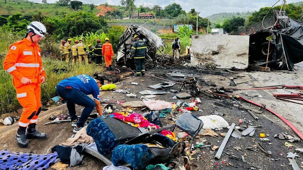 Brazylia: tragedia na drodze. Pękła opona autokaru, dziesiątki zabitych