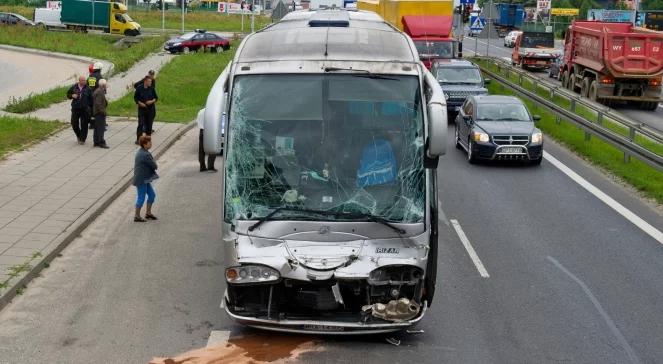 Autobus zderzył się z ciężarówką. Są ranni