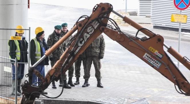 Saperzy na Okęciu. Jeśli to bomba, zdetonują w nocy