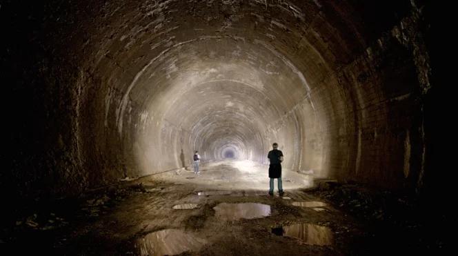 Warszawskie metro przekracza Wisłę