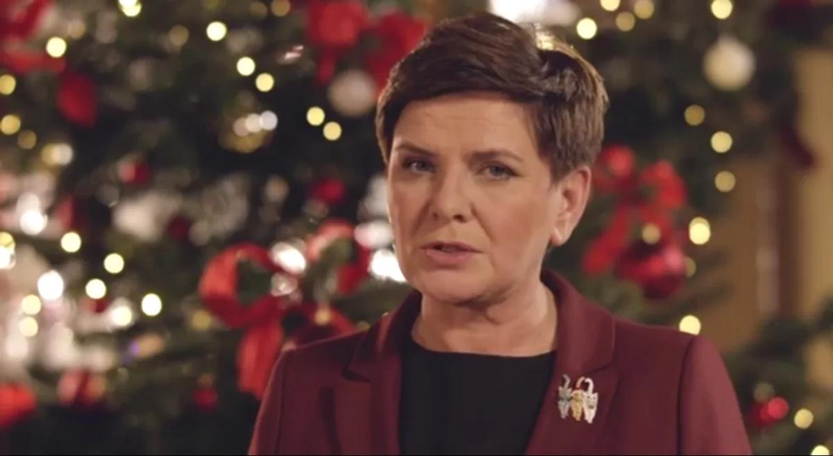 Łagodniejsza twarz rządu. Antoni Macierewicz ubiera choinkę, Beata Kempa śpiewa kolędy, premier Szydło składa życzenia