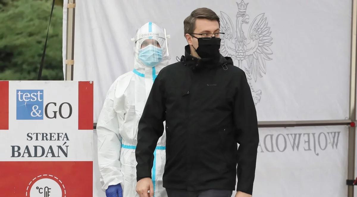 "Rada Ministrów przyjmuje większość dokumentów obiegowo". Rzecznik rządu odpowiada na zarzuty Budki