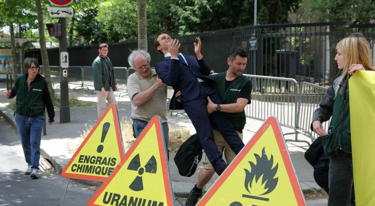 Macron "porwany" z muzeum. Greenpeace uderza w Rosję