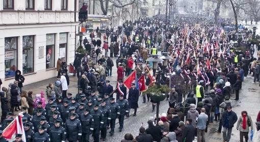 Tysiące odprowadziły abp. Życińskiego do Archikatedry