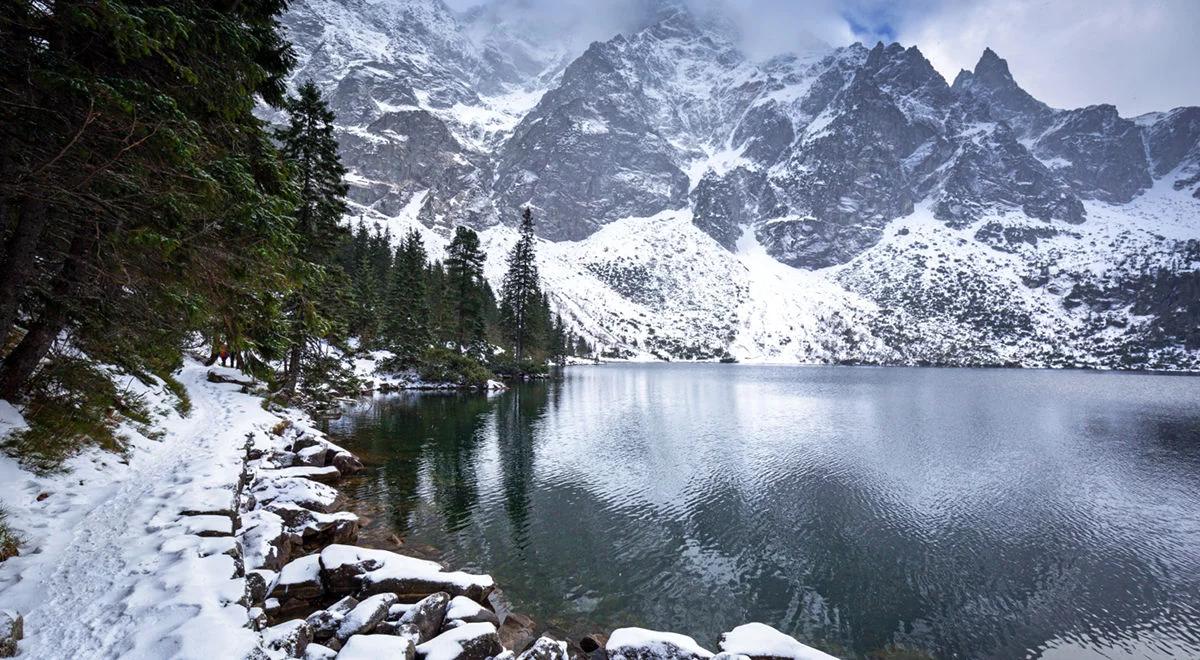 Tatry: pół tysiąca pouczeń za wchodzenie na zamarznięte Morskie Oko