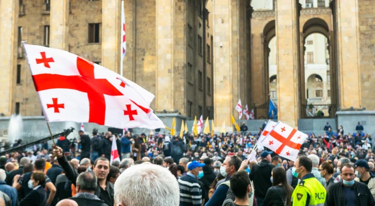 Wybory w Gruzji. Dopisują emigrantom "martwe dusze" do domów, "pożyczają" dowód