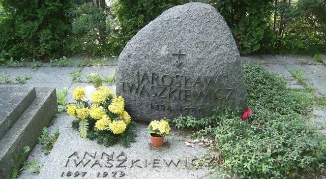 Zdewastowano grób Jarosława Iwaszkiewicza. "Wandalizm szerzy się wszędzie"
