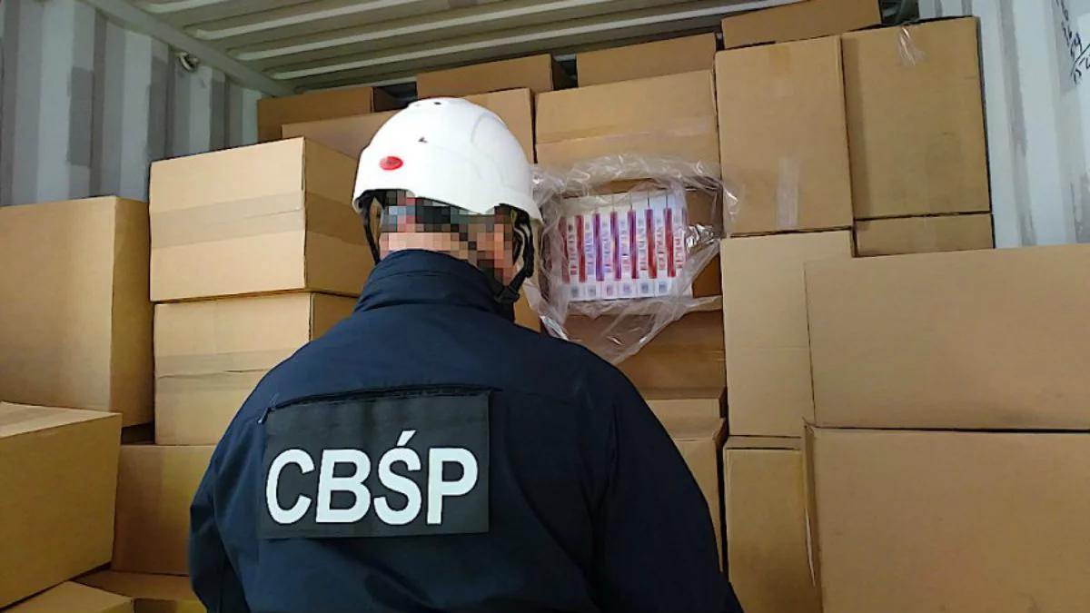 Wielki przemyt z Indii. W kontenerach miały być buty, było 30 mln papierosów