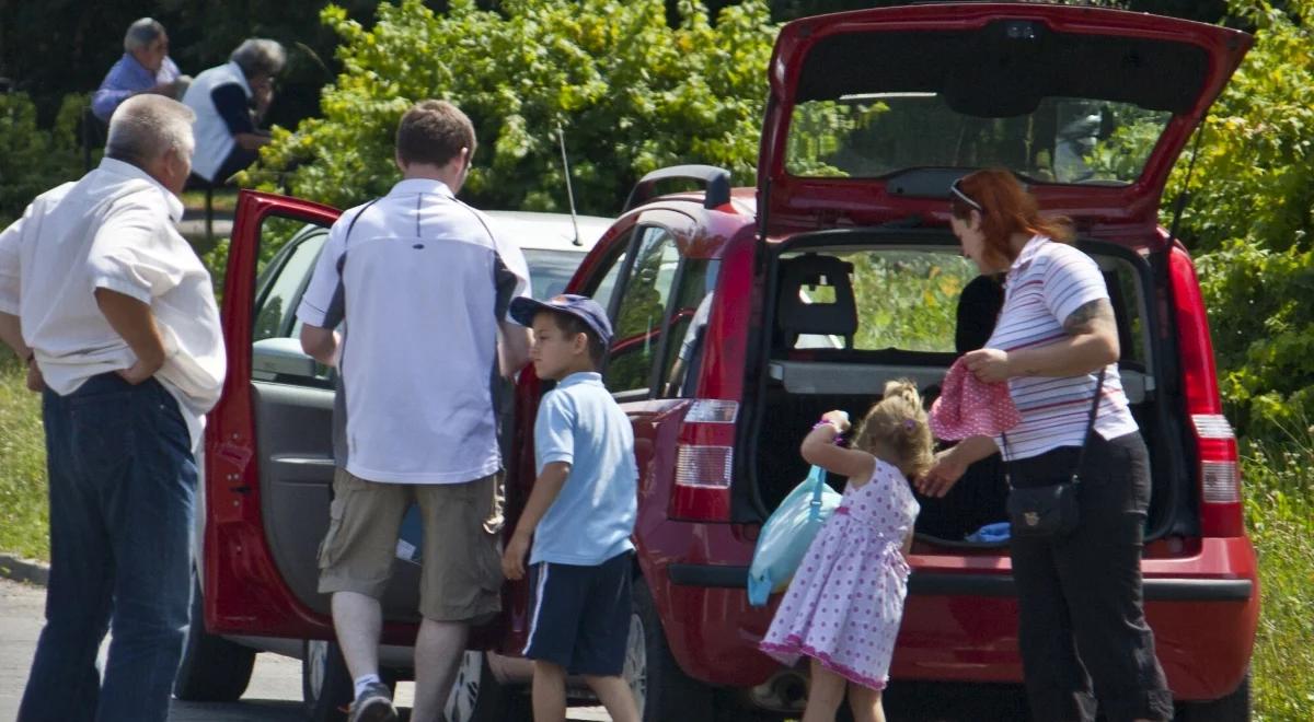Samochód, pociąg czy samolot? Polacy wolą wolniej i drożej