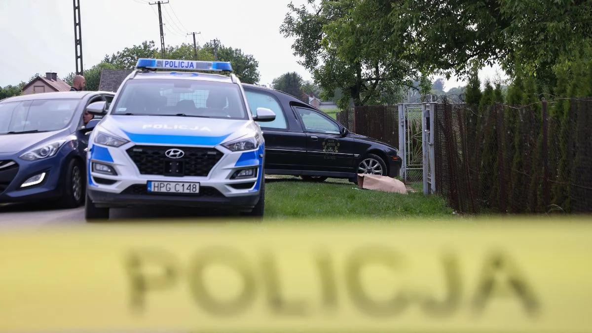 Podpalone ciało przy drodze w Lasopolu. Wyniki sekcji zwłok, zatrzymano księdza